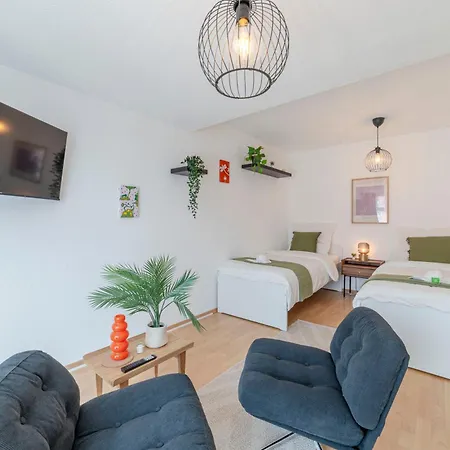Spacestays Five Comfort Апартаменты *